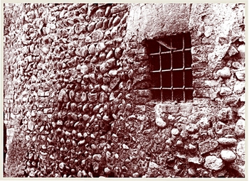 Muro di sassi in via XXV Aprile