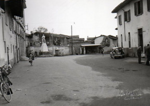 La piazza con il lavatoio pubblico